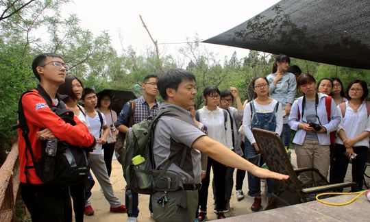 1462770146696013937.jpg 彭剑锋在黄河郑州邙山段对员工进行《黄河自然地理》课程现场教学_副本.jpg